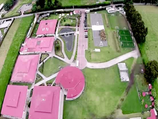 Foto GIMNASIO CAMPESTRE REINO BRITÁNICO